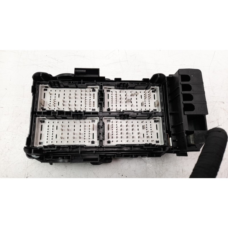 Recambio de caja reles / fusibles para opel insignia grand sport 1.6 cdti dpf referencia OEM IAM 39116626  