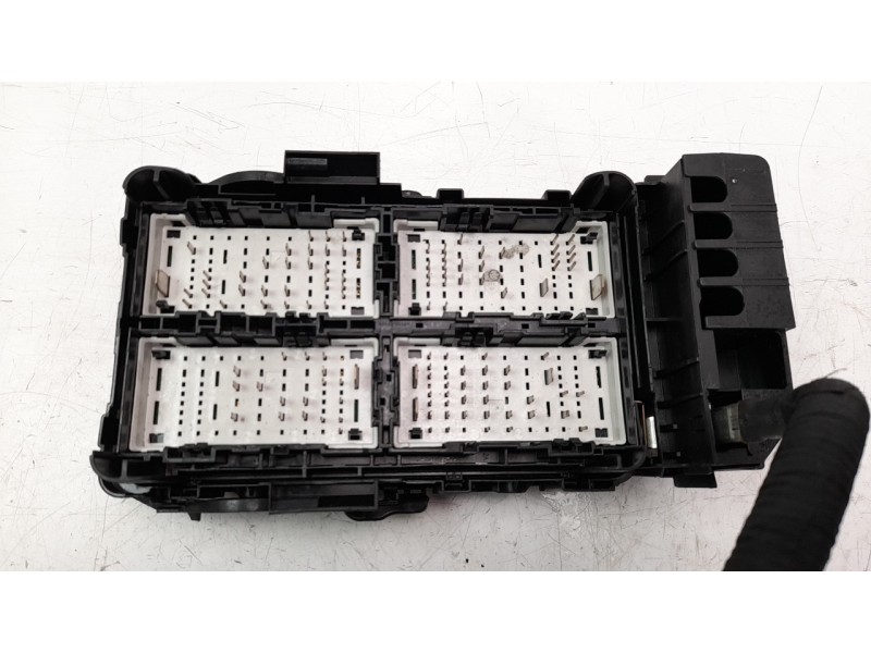 Recambio de caja reles / fusibles para opel insignia grand sport 1.6 cdti dpf referencia OEM IAM 39116626  