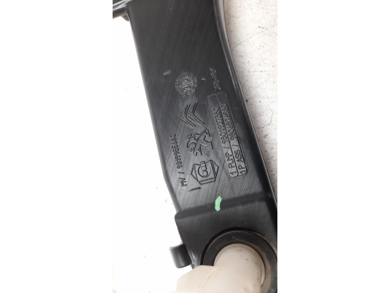 Recambio de deposito limpia para peugeot 308 referencia OEM IAM 9819955680  