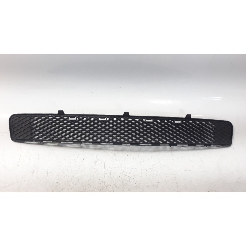 Recambio de rejilla paragolpes central para mercedes-benz clase c (w204) berlina 2.2 cdi cat referencia OEM IAM A2048852123  