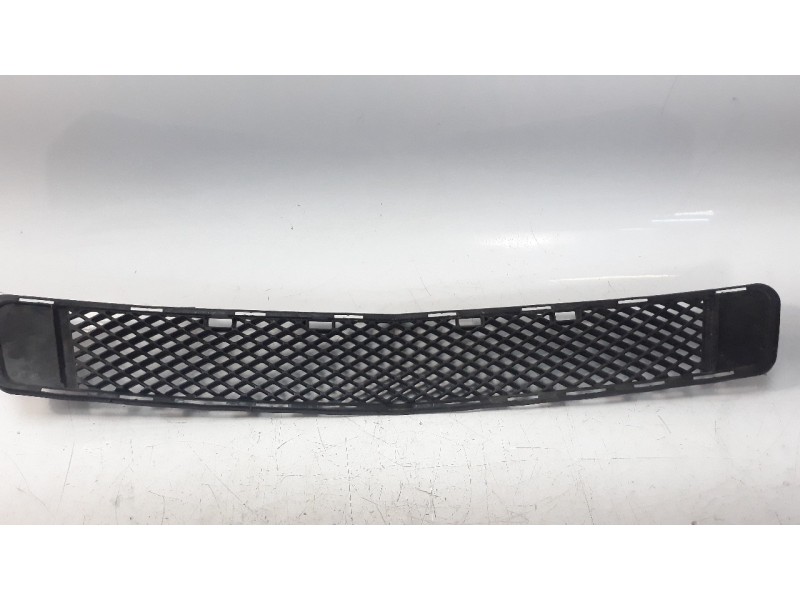 Recambio de rejilla paragolpes central para mercedes-benz clase c (w204) berlina 2.2 cdi cat referencia OEM IAM A2048852123  