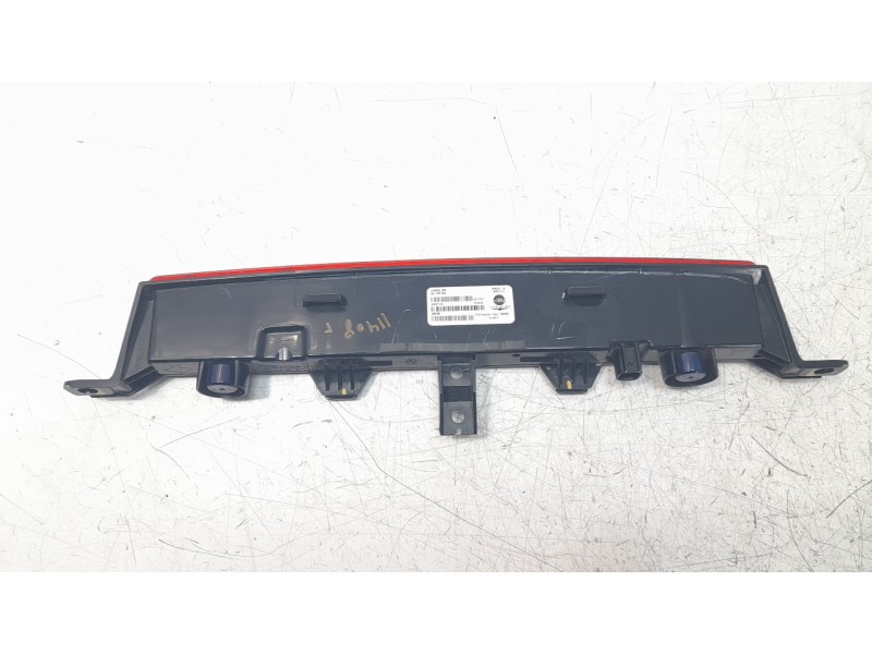 Recambio de piloto trasero central para jeep compass ii business 4x2 referencia OEM IAM 55112677AB  
