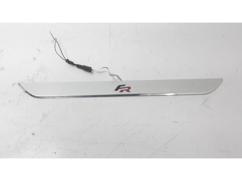 Recambio de moldura para seat leon st (5f8) 2.0 tdi referencia OEM IAM 5F4947417A  