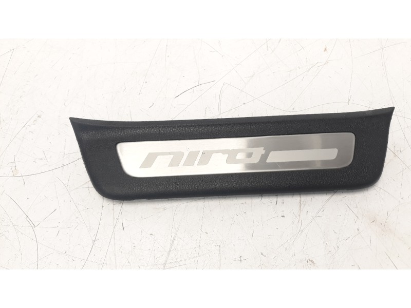 Recambio de moldura para kia niro referencia OEM IAM 85887G5100  
