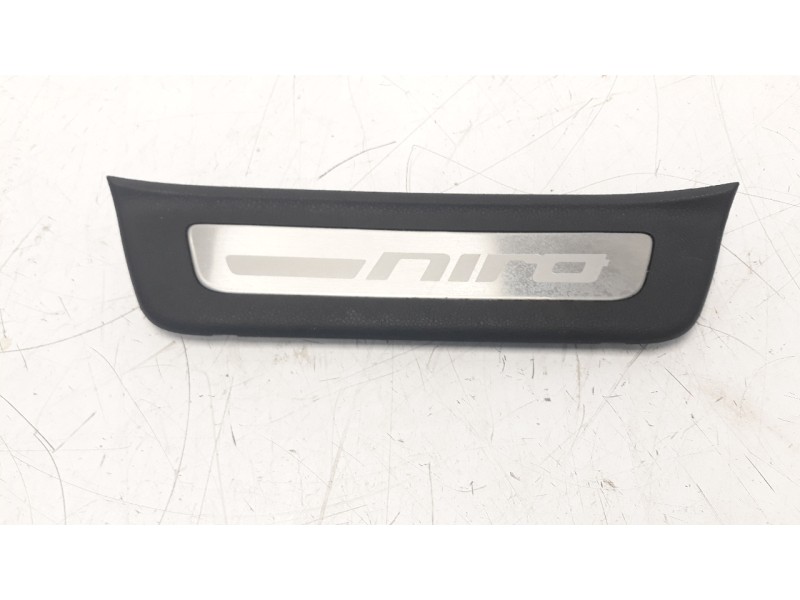 Recambio de moldura para kia niro referencia OEM IAM 85877G5100  