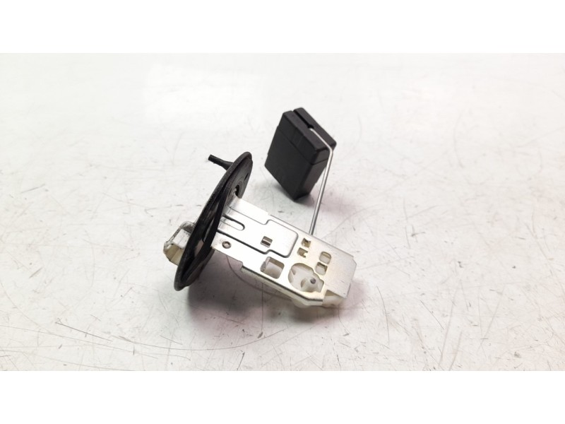 Recambio de aforador para toyota rav 4 referencia OEM IAM 8332049255  