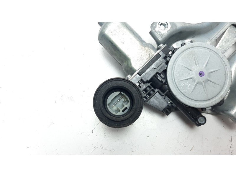 Recambio de elevalunas delantero derecho para toyota rav 4 referencia OEM IAM 6980130280  