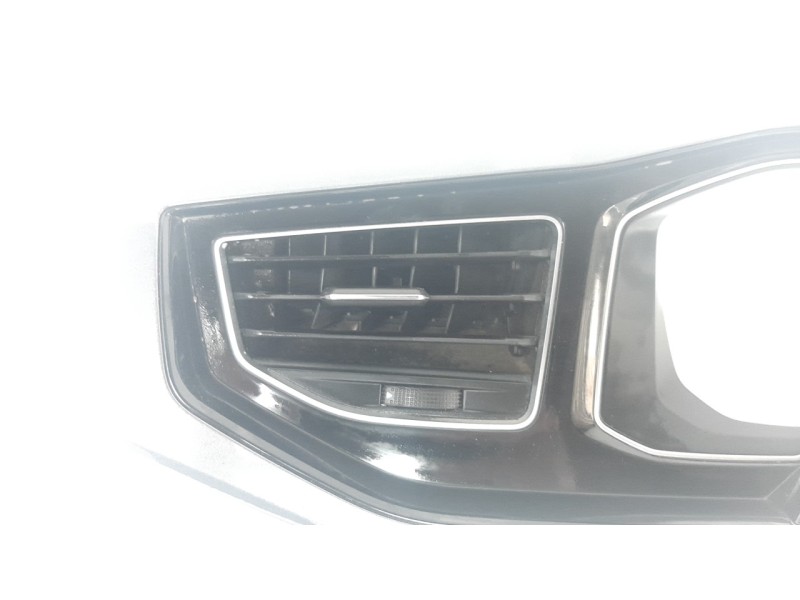 Recambio de moldura para volkswagen polo referencia OEM IAM 2G1858415  