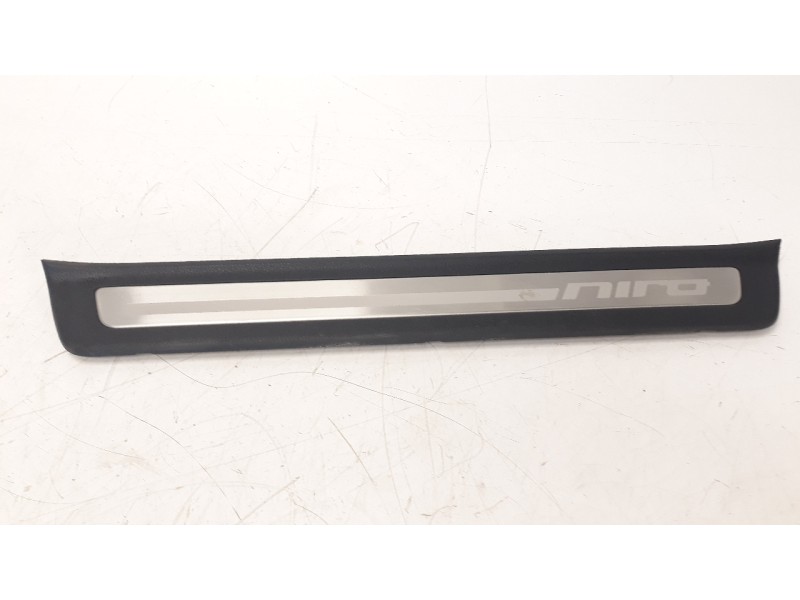 Recambio de moldura para kia niro referencia OEM IAM 85873G5100  