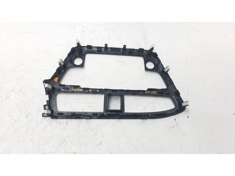 Recambio de moldura para hyundai i20 1.2 16v cat referencia OEM IAM 84740C8ACO  