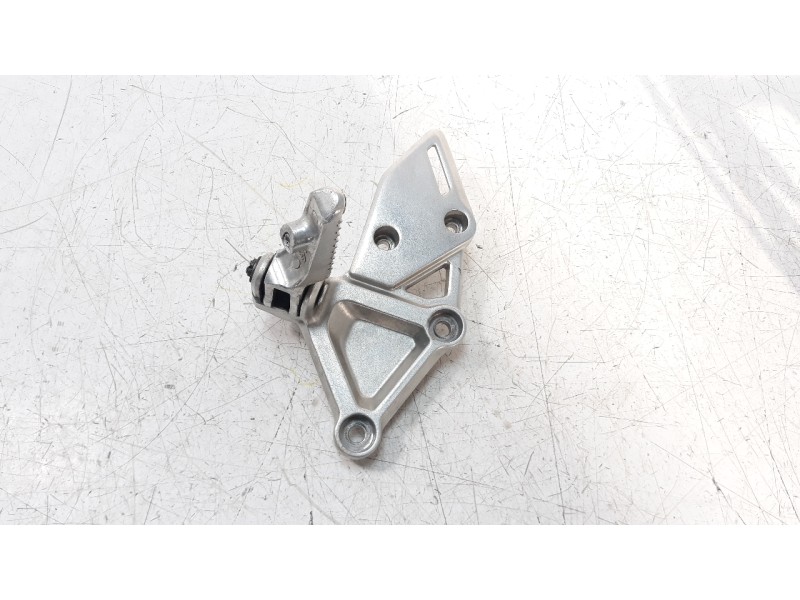 Recambio de estribo para honda cbr 650r referencia OEM IAM 50600MKND50  