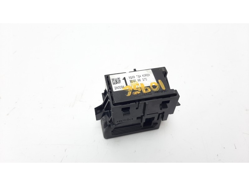 Recambio de mando elevalunas trasero derecho para mazda 3 berlina (bp) referencia OEM IAM BDGF66370  