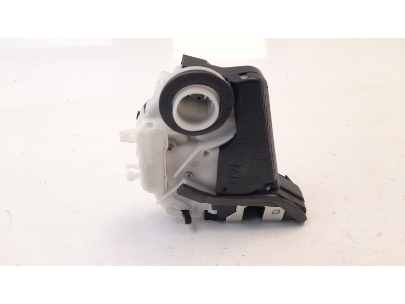 Recambio de cerradura puerta trasera derecha para toyota yaris 1.5 16v cat referencia OEM IAM 02014110  