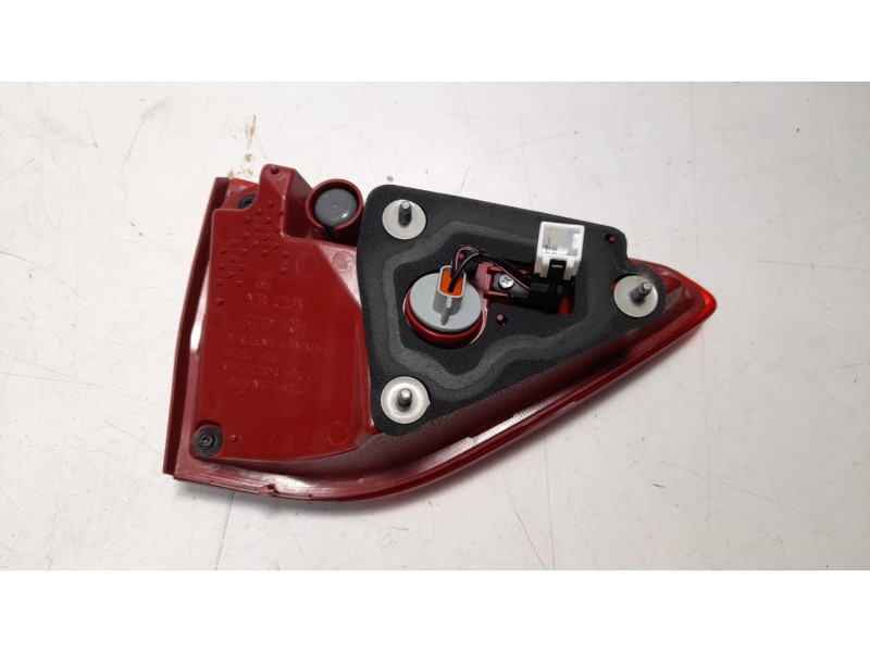Recambio de piloto trasero derecho interior para kia stonic (ybcuv) 1.2 cat referencia OEM IAM 92404H8400  