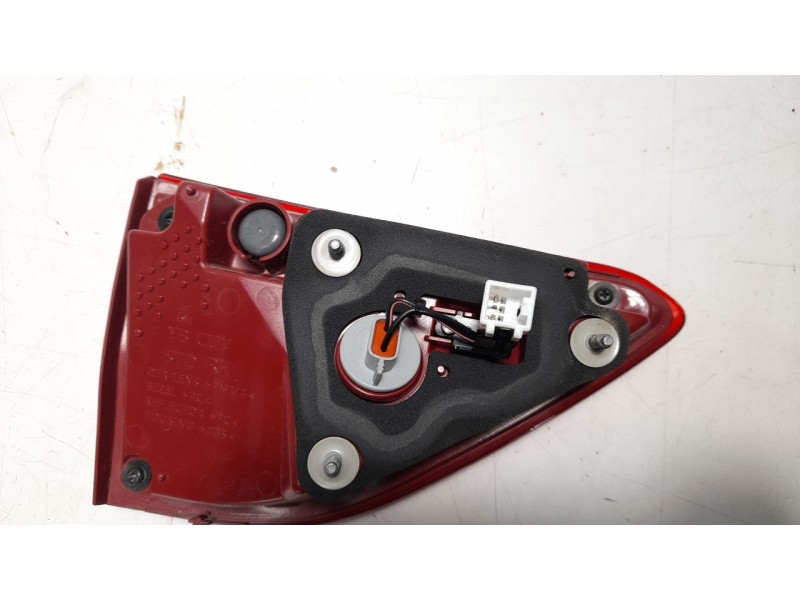 Recambio de piloto trasero derecho interior para kia stonic (ybcuv) 1.2 cat referencia OEM IAM 92404H8400  