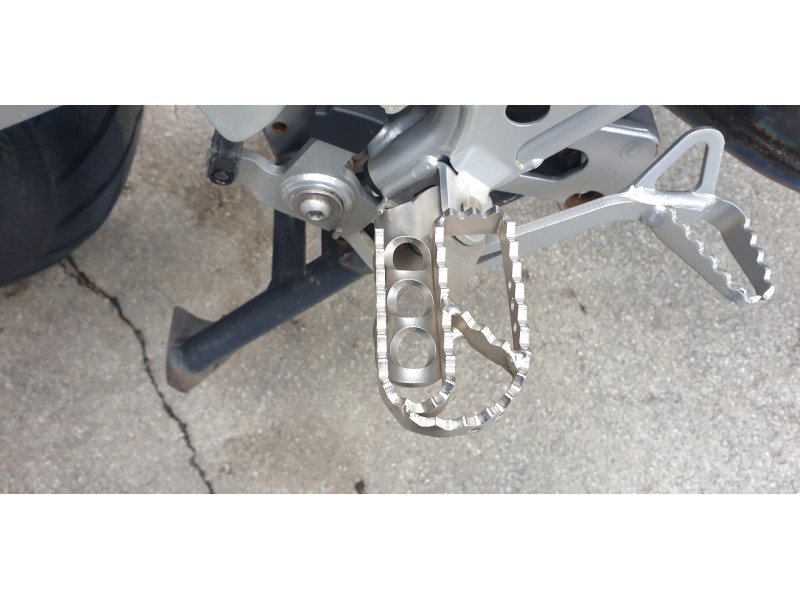 Recambio de estribo para bmw r 1200 gs/r/hp2 referencia OEM IAM 46717729282  