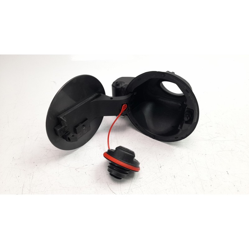 Recambio de tapa exterior combustible para opel insignia berlina 2.0 16v cdti referencia OEM IAM 13352310  