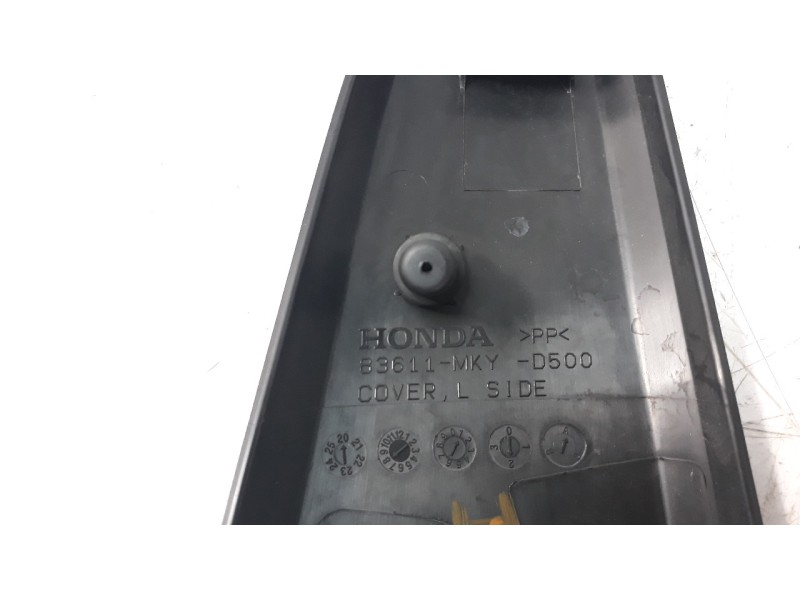 Recambio de moldura para honda cbr 650r referencia OEM IAM 83611MKYD500  