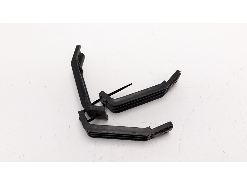 Recambio de molduras traseras para hyundai i20 1.2 16v cat referencia OEM IAM 86683C8000  