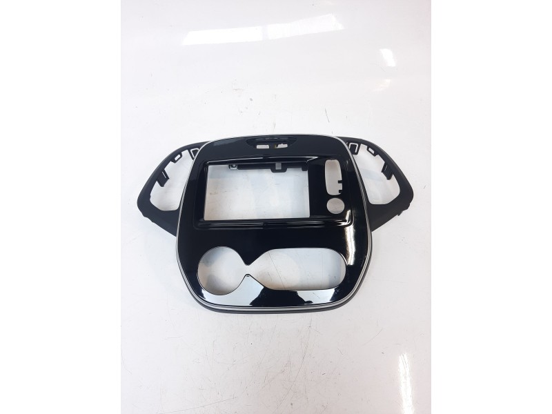 Recambio de moldura para renault captur zen referencia OEM IAM 682602532R  