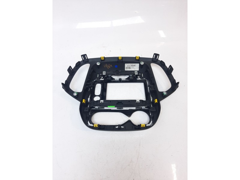 Recambio de moldura para renault captur zen referencia OEM IAM 682602532R  