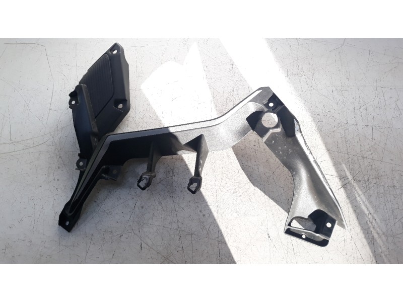 Recambio de moldura para honda cbr 650r referencia OEM IAM 64242MKND100  