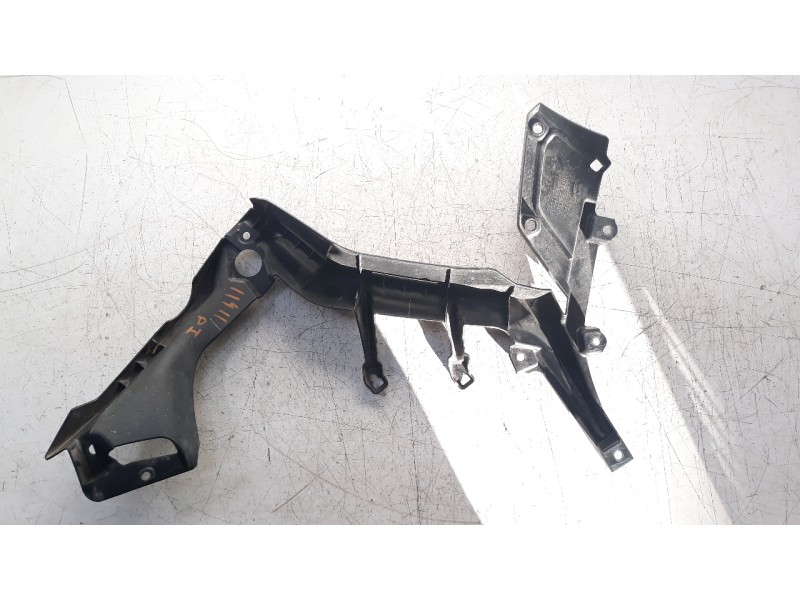 Recambio de moldura para honda cbr 650r referencia OEM IAM 64242MKND100  