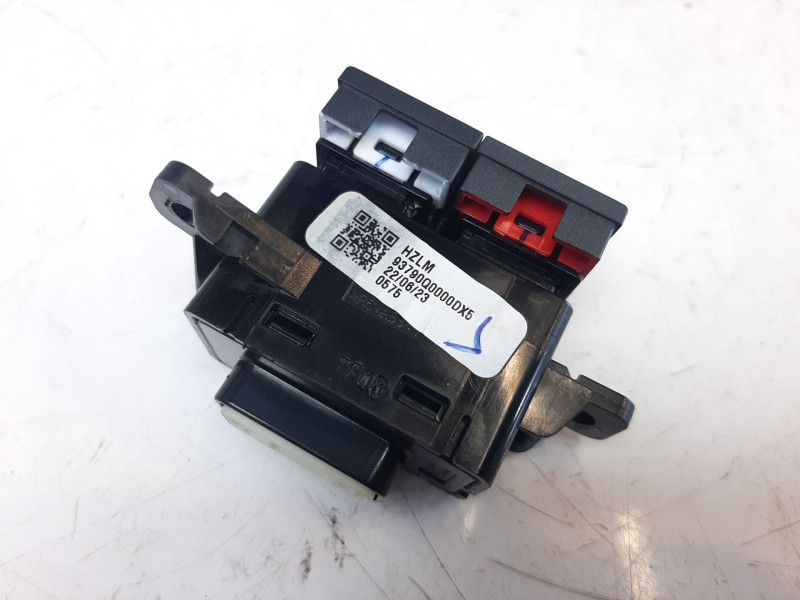 Recambio de warning para hyundai bayon bayon referencia OEM IAM 93790Q0000DX5 93790Q0000DX5 