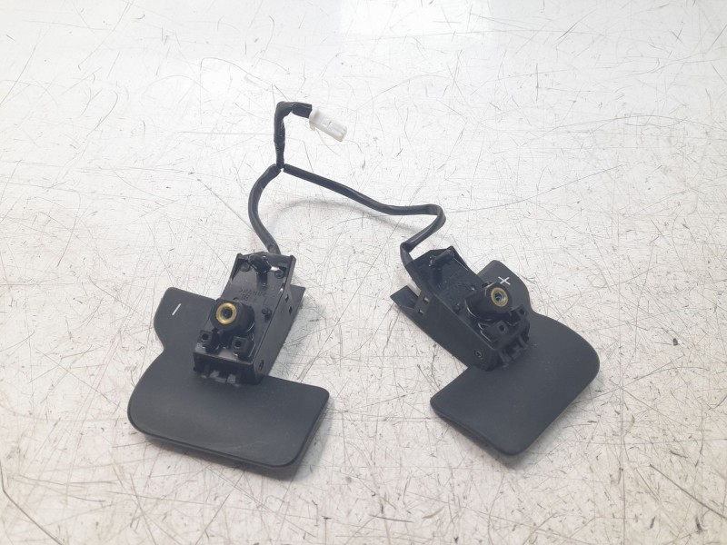 Recambio de mando volante para toyota rav4 hybrid 4x2 advance referencia OEM IAM 8461033011 8461033021 