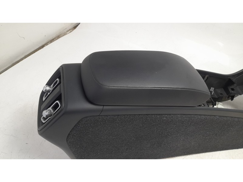Recambio de consola central para volvo xc 40 essential 2wd referencia OEM IAM 32352198  