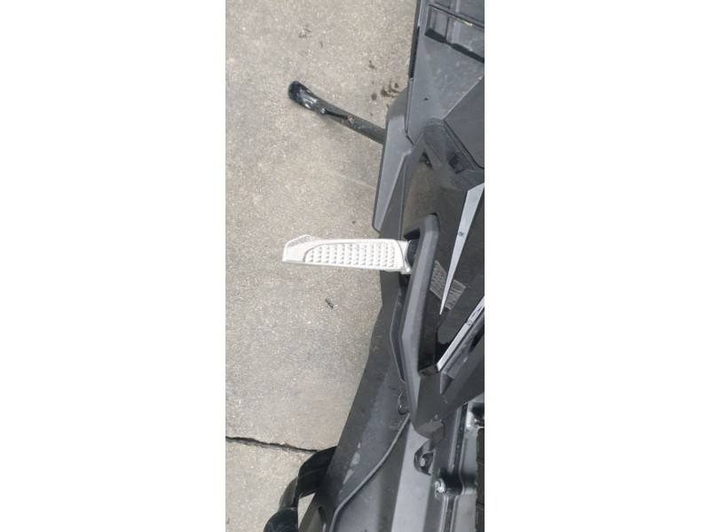 Recambio de estribera izquierda para honda adv 350 referencia OEM IAM 50730K40F00  