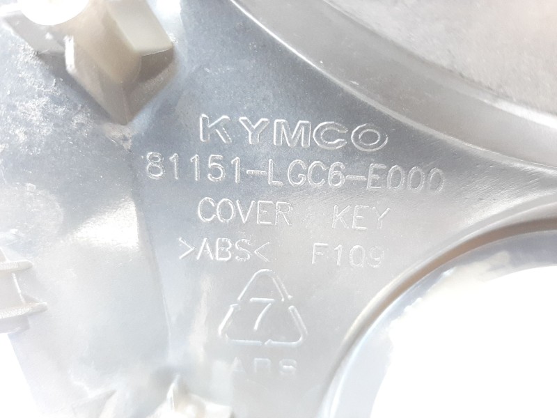 Recambio de moldura para kymco ak550 referencia OEM IAM 81151LGC6E000 81151LGC6E000 