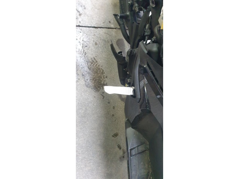 Recambio de estribera derecha para honda adv 350 referencia OEM IAM 50720K40F00  