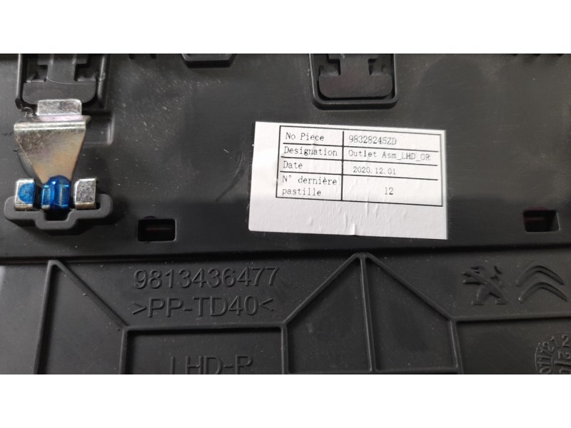 Recambio de aireador derecho para peugeot 508 hybrid 180 allure referencia OEM IAM 98328245ZD  