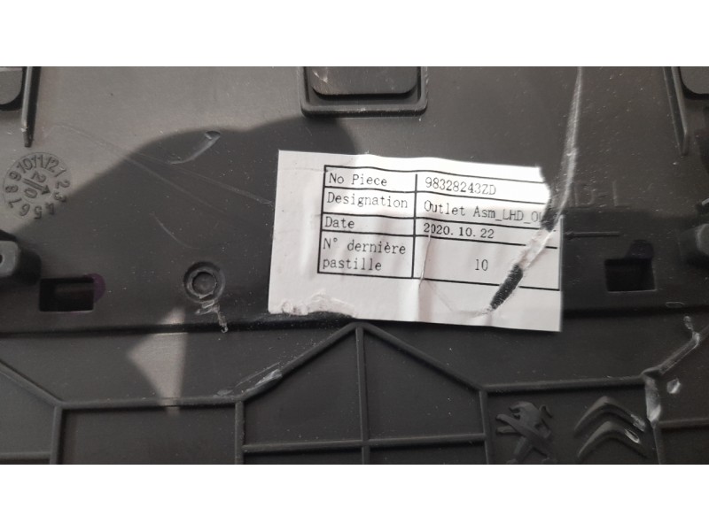 Recambio de aireador izquierdo para peugeot 508 hybrid 180 allure referencia OEM IAM 98328243ZD  