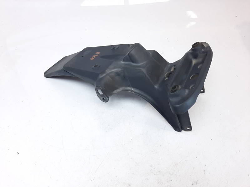 Recambio de portamatriculas para aprilia pegaso 125 / 600 / 650 pegaso 650 referencia OEM IAM AP8126912 AP8126912 