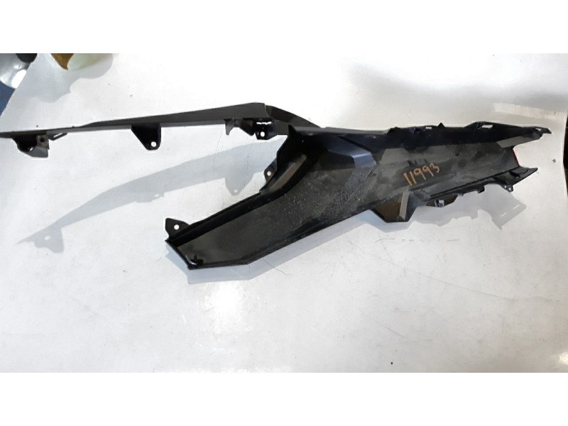 Recambio de moldura para honda adv 350 referencia OEM IAM 83520K2LD000  