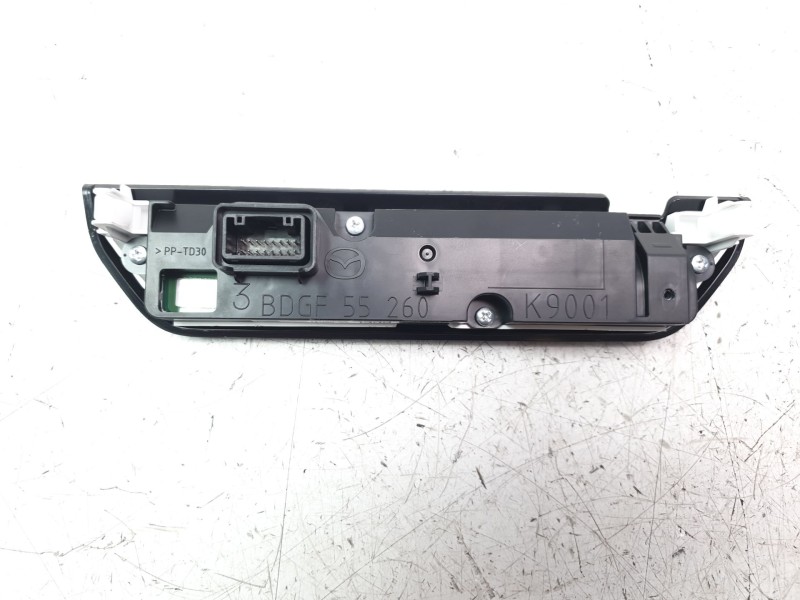 Recambio de pantalla multifuncion para mazda 3 berlina (bp) referencia OEM IAM BDEL55260D  