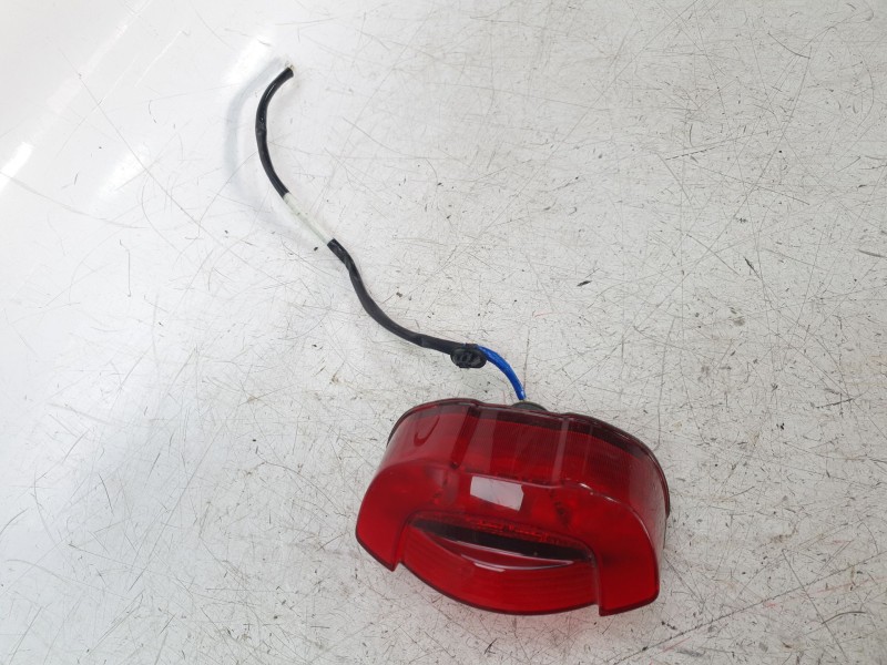 Recambio de piloto trasero central para honda cb 650r cb 650r referencia OEM IAM 33701MKYD51  