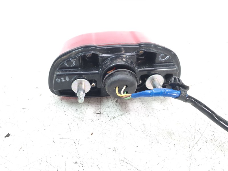 Recambio de piloto trasero central para honda cb 650r cb 650r referencia OEM IAM 33701MKYD51  