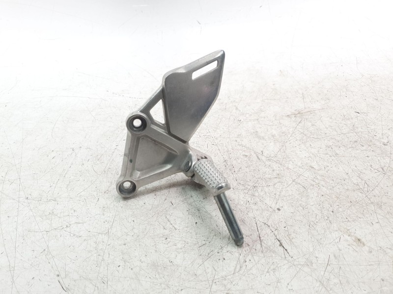 Recambio de estribera izquierda para honda cb 650r referencia OEM IAM 50700MKND5  