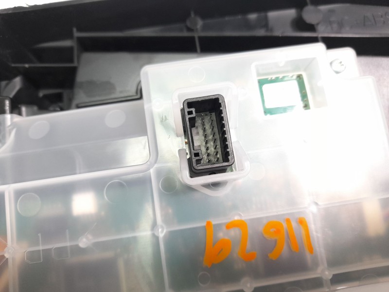 Recambio de pantalla multifuncion para mazda 3 berlina (bp) referencia OEM IAM BGKP2016488  