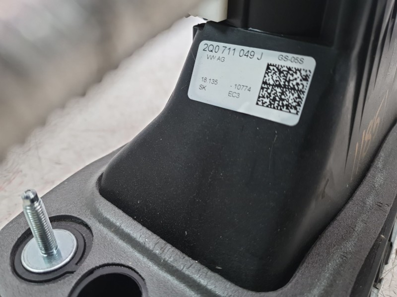 Recambio de palanca cambio para volkswagen polo referencia OEM IAM 2Q0711049J  