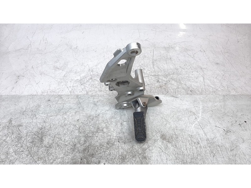 Recambio de estribo para bmw f 850 gs f 850 adventure referencia OEM IAM 46718393176  