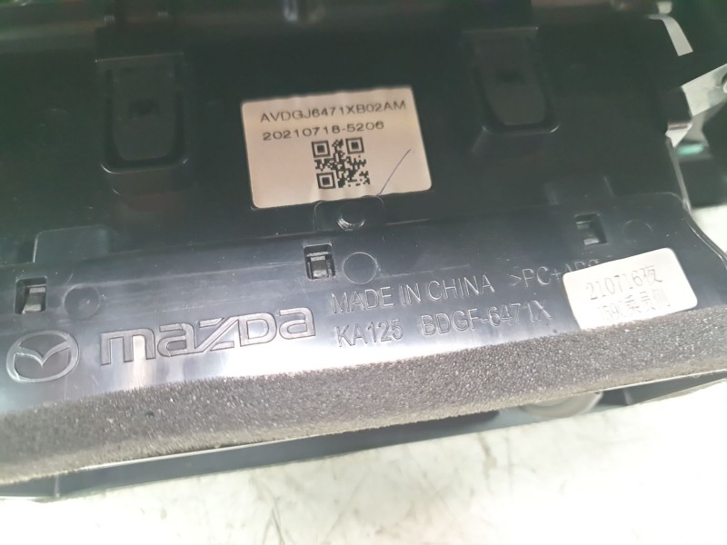 Recambio de aireador central para mazda 3 berlina (bp) referencia OEM IAM BDGF6471X  