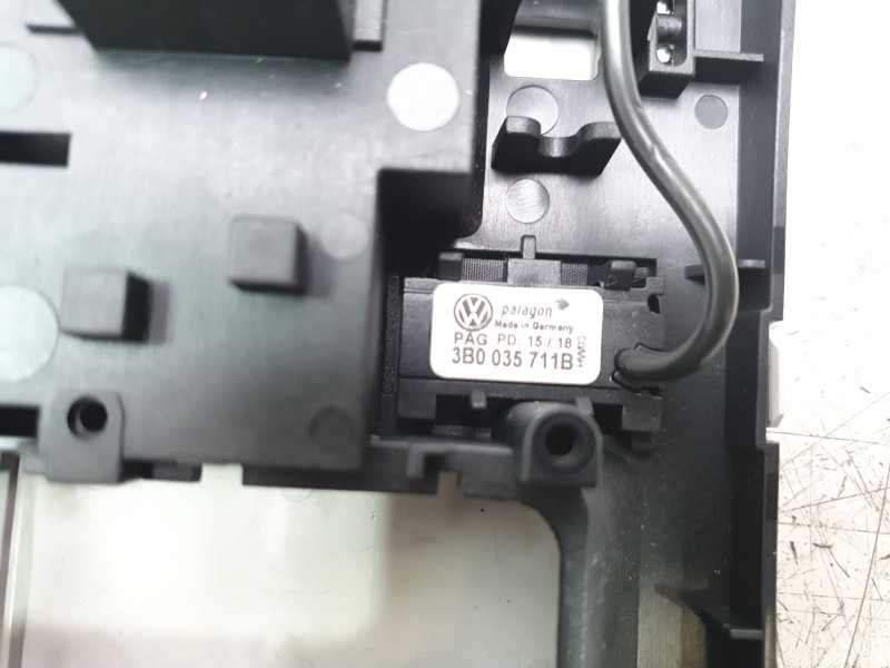 Recambio de luz interior para volkswagen polo referencia OEM IAM 3B0947105C  