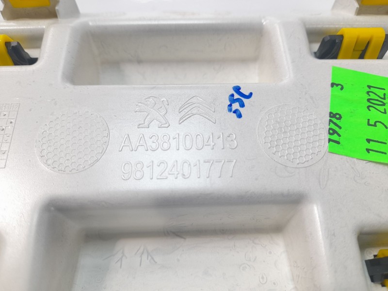Recambio de moldura para citroën c3 shine referencia OEM IAM 9812401777 9812401777 