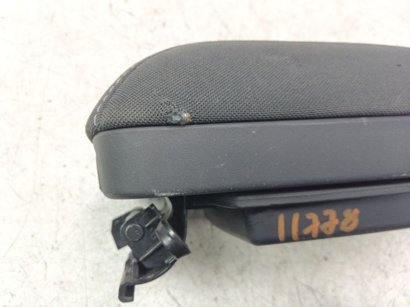 Recambio de apoyabrazos central para toyota auris touring sports (e18) hybrid active business plus referencia OEM IAM 5890502860