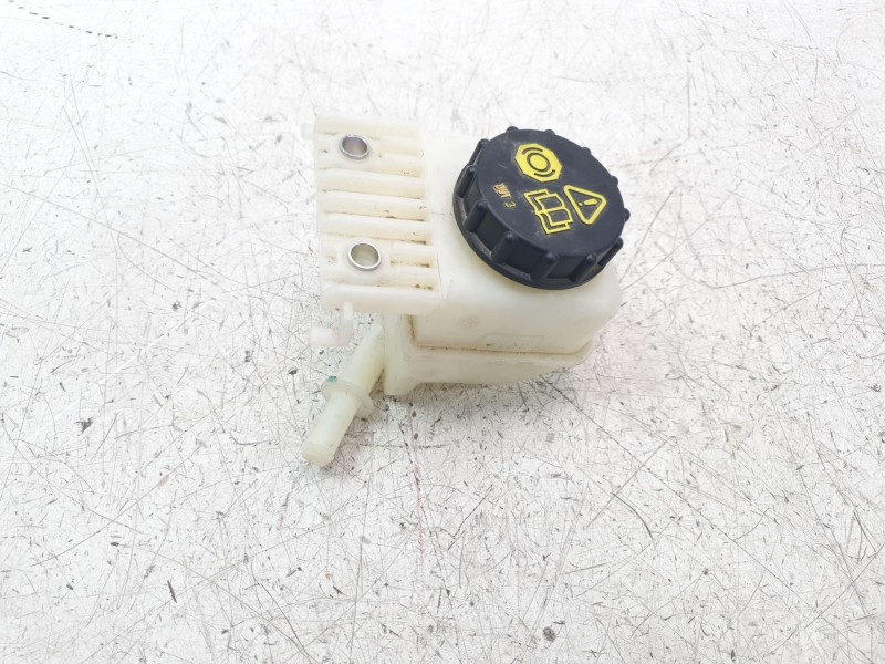 Recambio de deposito servo para mazda 3 berlina (bp) referencia OEM IAM BDMC43551  