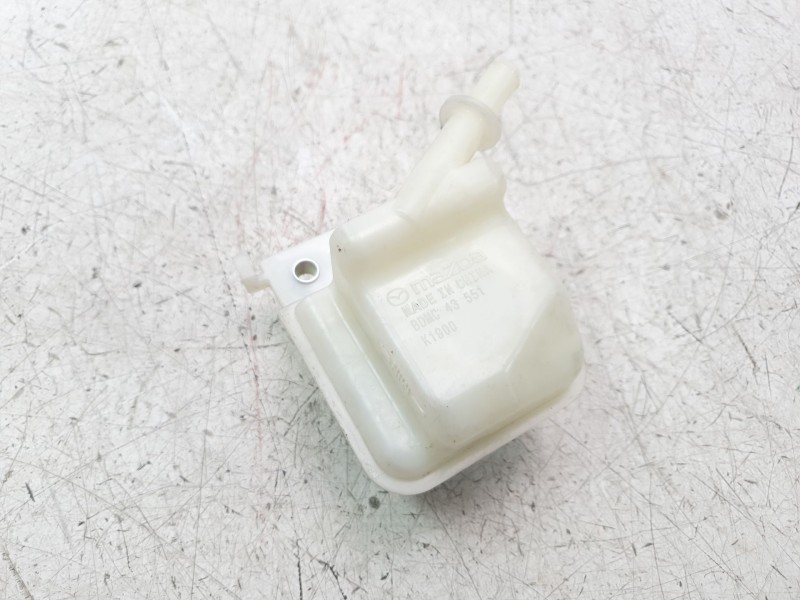 Recambio de deposito servo para mazda 3 berlina (bp) referencia OEM IAM BDMC43551  